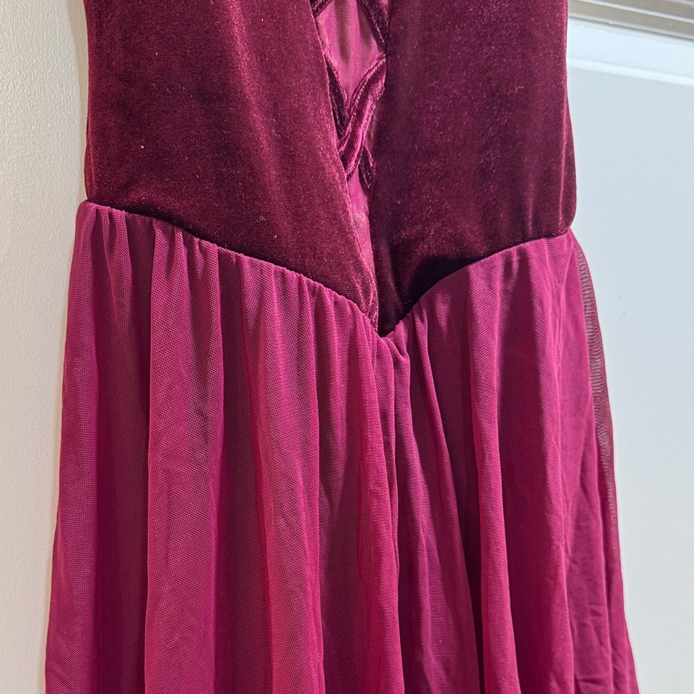 Elegant Burgundy Midi Dress - Picture 3 of 5